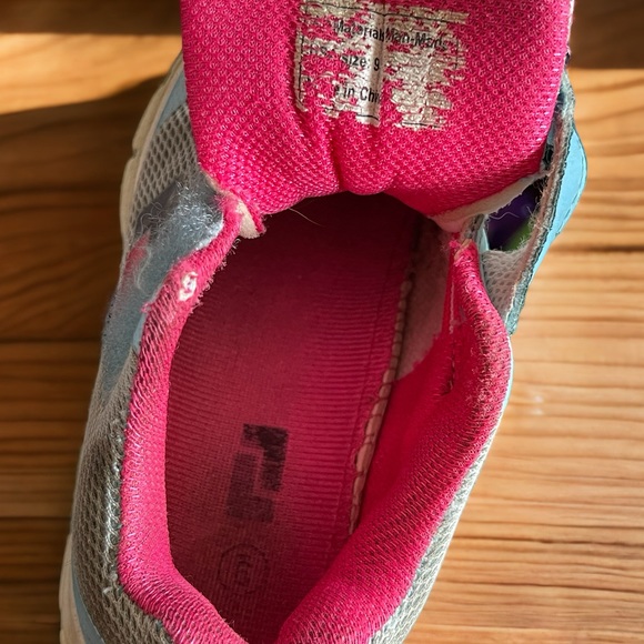 Sky blue  size 9 toddler gym shoe no brand, pink inside - Picture 7 of 8